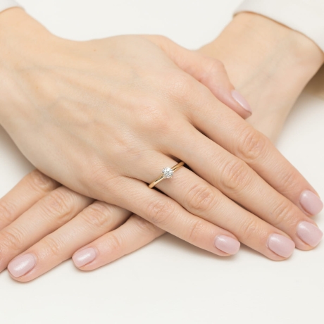 Przejdź do produktu Pierścionek zaręczynowy z żółtego złota z białym szafirem i diamentami 0,04ct Fire Of Love 