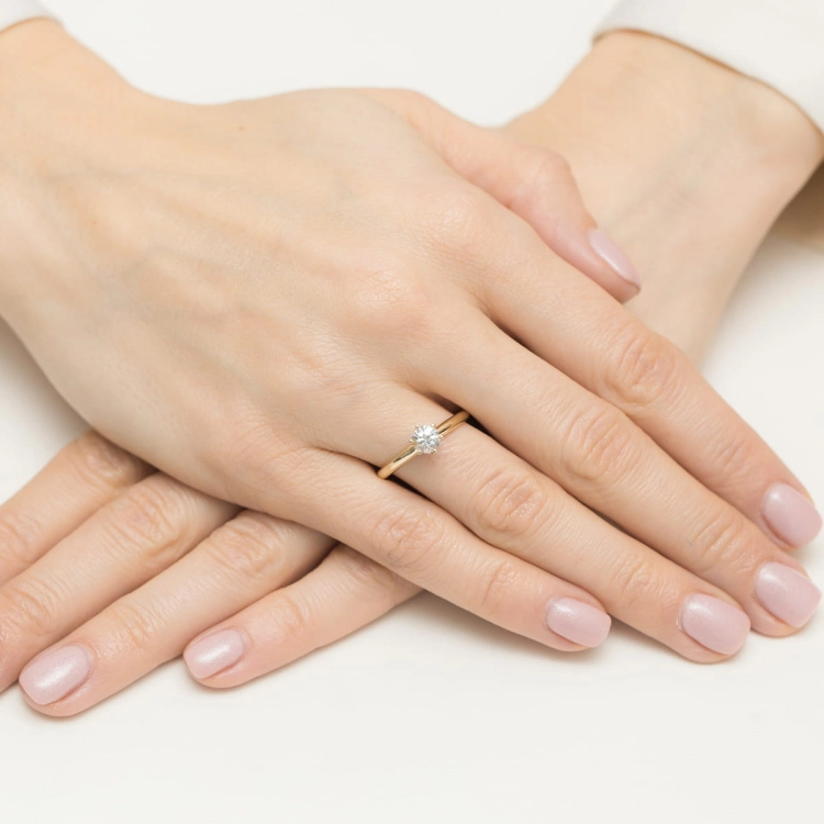 Pierścionek zaręczynowy z żółtego złota z białym szafirem i diamentami 0,04ct Fire Of Love
