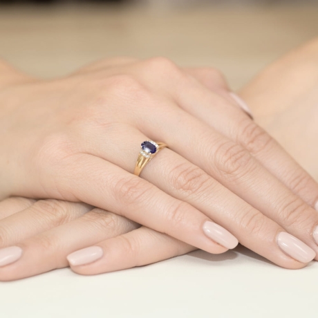 Przejdź do produktu Pierścionek zaręczynowy z żółtego złota z szafirem i diamentami 0,05ct Fire Of Love 