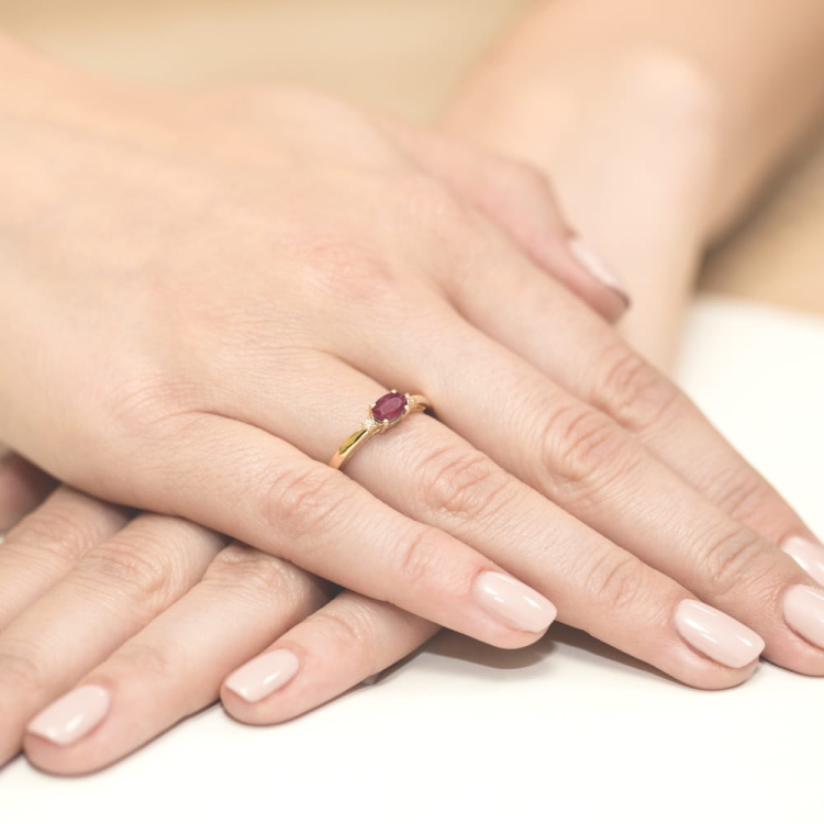 Pierścionek zaręczynowy z żółtego złota z rubinem i diamentami 0,03ct Fire Of Love
