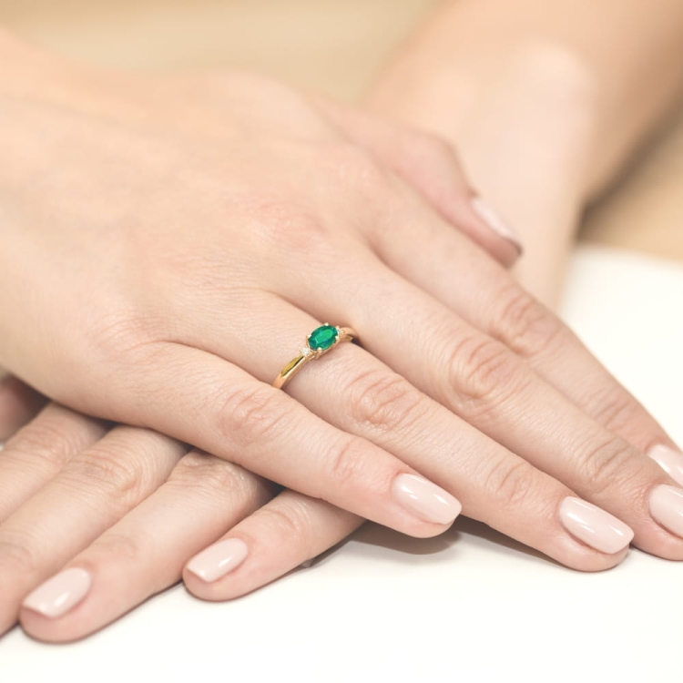 Pierścionek zaręczynowy z żółtego złota z szmaragdem i diamentami 0,03ct Fire Of Love