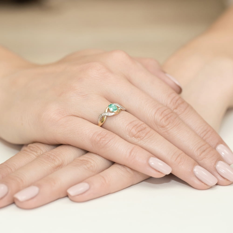 Pierścionek zaręczynowy z żółtego złota z szmaragdem i brylantami 0,05ct Fire Of Love
