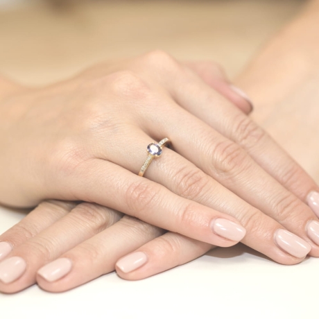 Przejdź do produktu Pierścionek zaręczynowy z żółtego złota z tanzanitem i diamentami 0,05ct Fire Of Love 