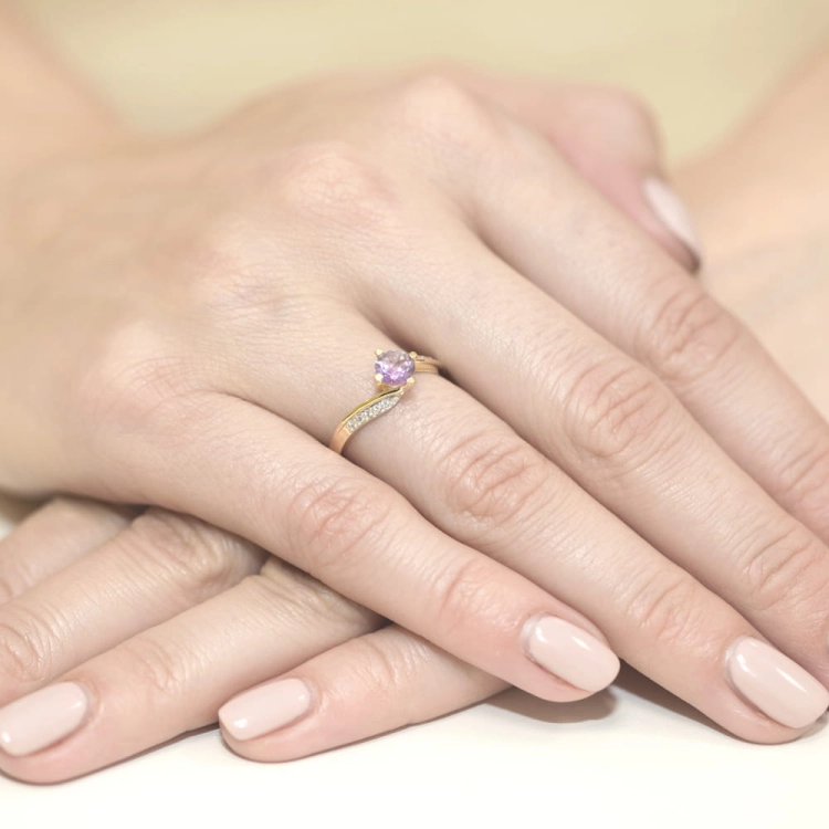 Pierścionek zaręczynowy z żółtego złota z tanzanitem i diamentami 0,05ct Fire Of Love