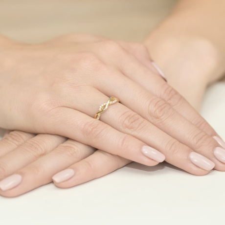 Przejdź do produktu Pierścionek zaręczynowy z żółtego złota z diamentami 0,07ct Fire Of Love