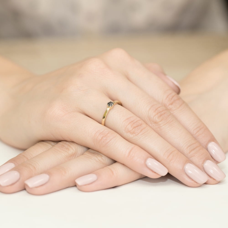 Pierścionek zaręczynowy z żółtego złota z czarnymi brylantami 0,04ct Fire Of Love