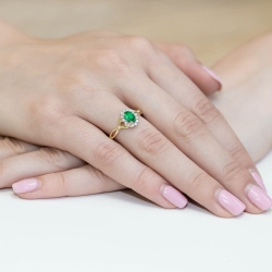 Pierścionek zaręczynowy z żółtego złota z szmaragdem i diamentami 0,12ct Fire Of Love
