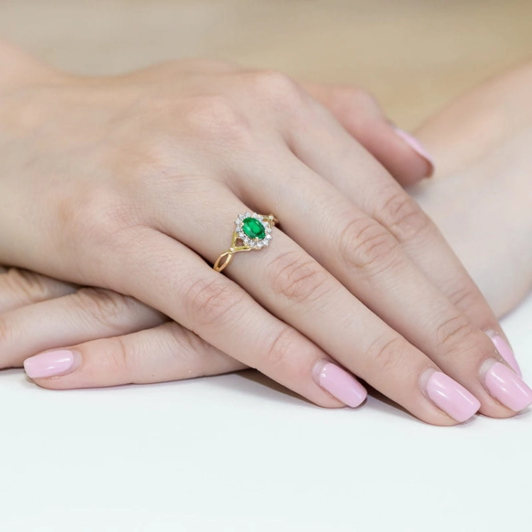 Pierścionek zaręczynowy z żółtego złota z szmaragdem i diamentami 0,12ct Fire Of Love