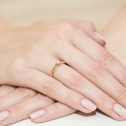 Pierścionek zaręczynowy z żółtego złota z brylantem 0,08ct Fire Of Love