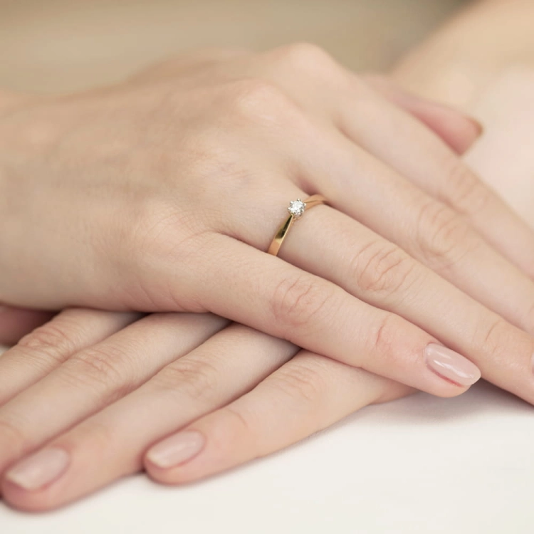 Pierścionek zaręczynowy z żółtego złota z diamentem 0,10ct Fire Of Love