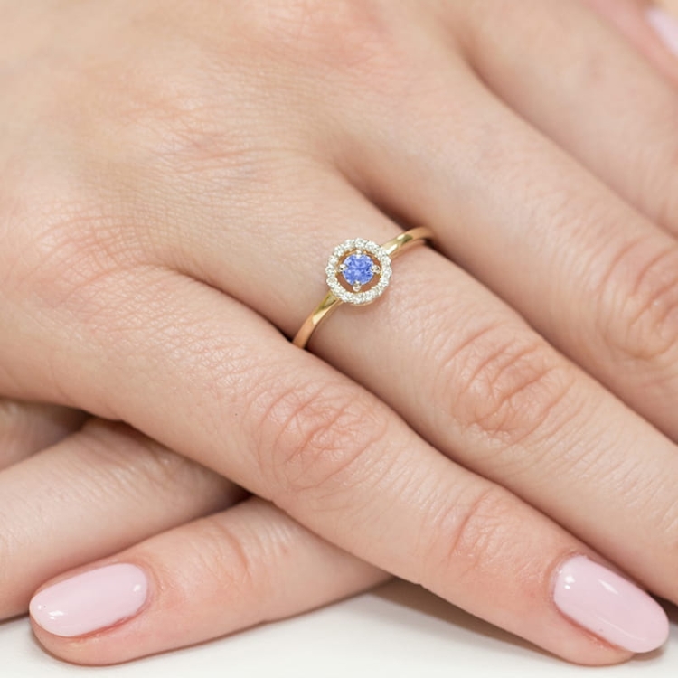 Pierścionek zaręczynowy z żółtego złota z tanzanitem i diamentami 0,08ct Fire Of Love