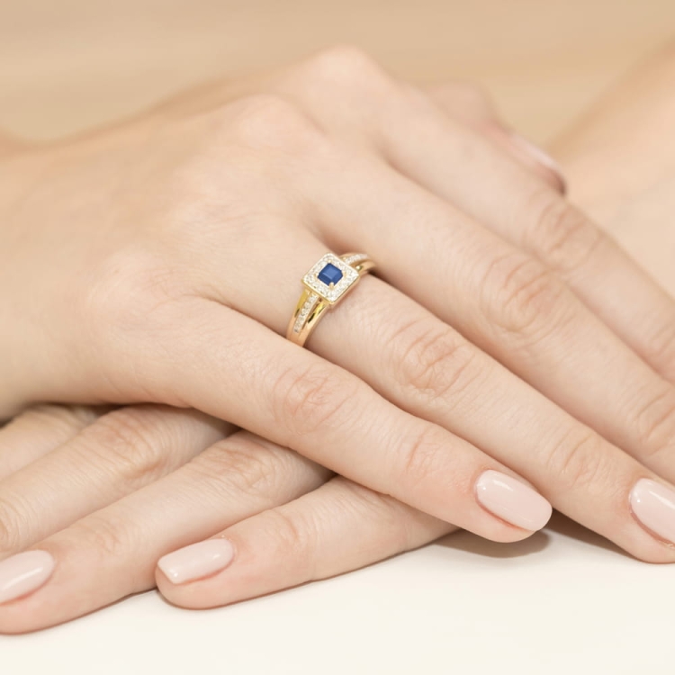 Pierścionek zaręczynowy z żółtego złota z szafirem i diamentami 0,14ct Fire Of Love