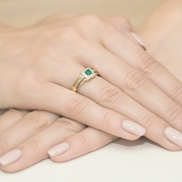 Pierścionek zaręczynowy z żółtego złota z szmaragdem i diamentami 0,14ct Fire Of Love