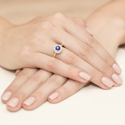 Pierścionek zaręczynowy z żółtego złota z tanzanitem i diamentami 0,17ct Fire Of Love
