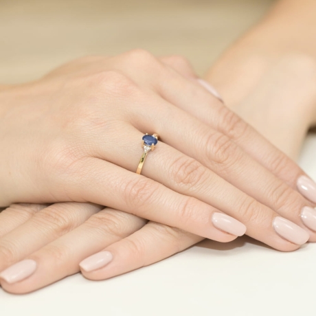 Przejdź do produktu Pierścionek zaręczynowy z żółtego złota z szafirem i diamentami 0,05ct Fire Of Love 