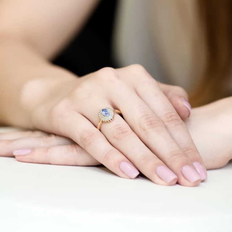Pierścionek zaręczynowy z żółtego złota z tanzanitem i diamentami 0,19ct Fire Of Love
