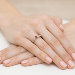 Pierścionek zaręczynowy z żółtego złota z rubinem i diamentami 0,03ct Fire Of Love
