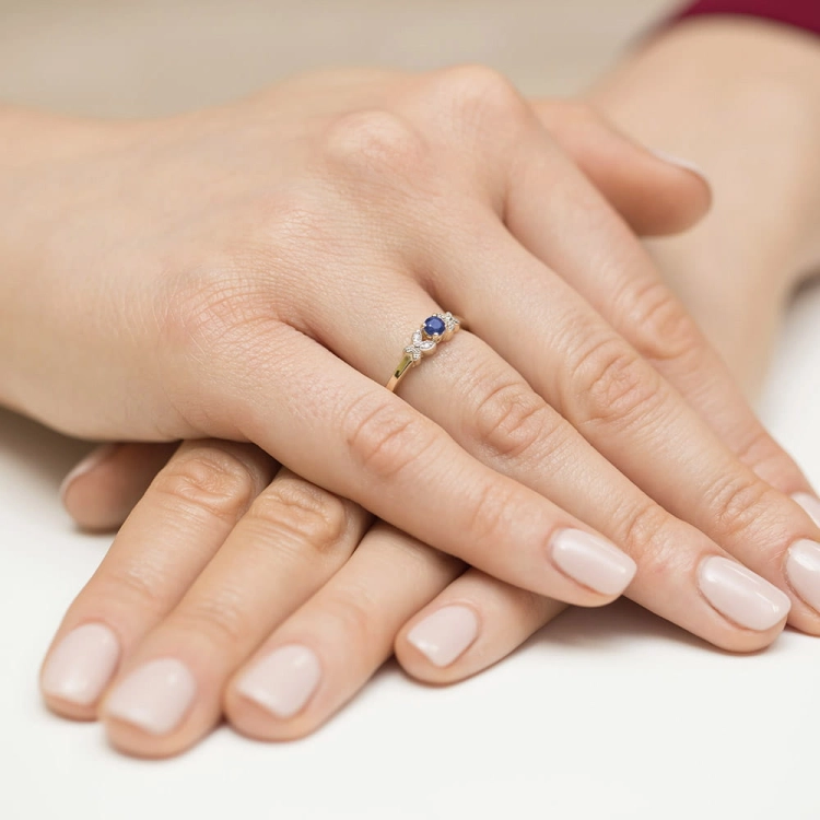 Pierścionek zaręczynowy z żółtego złota z szafirem i diamentami 0,02ct Fire Of Love
