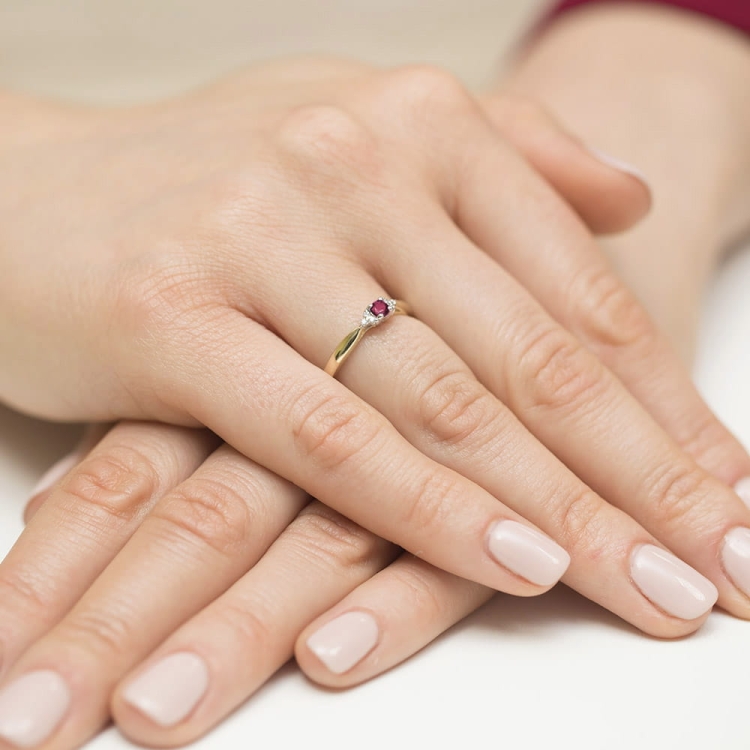 Pierścionek zaręczynowy z żółtego złota z rubinem i diamentami 0,03ct Fire Of Love