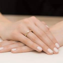 Pierścionek zaręczynowy z żółtego złota z diamentami 0,03ct Fire Of Love
