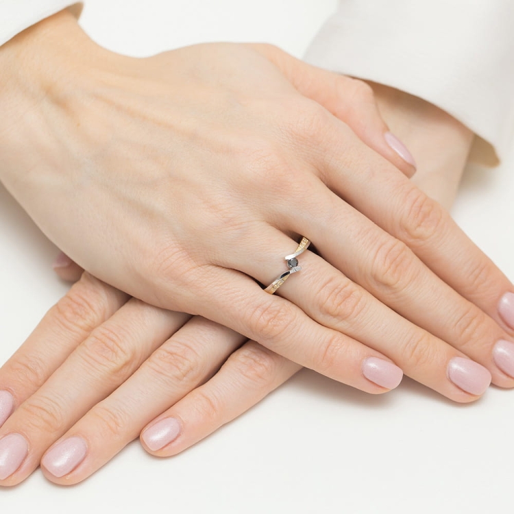 Pierścionek zaręczynowy z żółtego złota z czarnym diamentem i diamentami 0,03ct Fire Of Love
