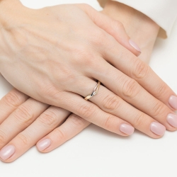 Pierścionek zaręczynowy z żółtego złota z diamentem 0,04ct Fire Of Love