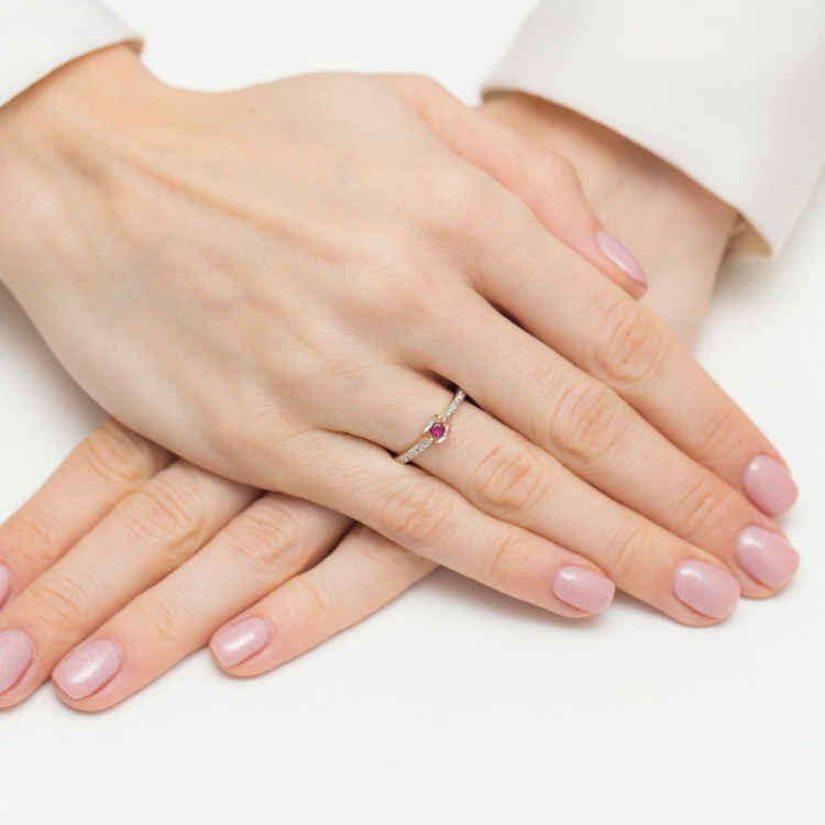 Pierścionek zaręczynowy z żółtego złota z rubinem i diamentami 0,05ct Fire Of Love