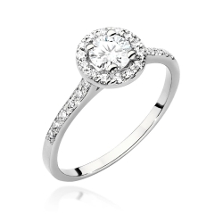 Pierścionek zaręczynowy z białego złota z diamentem 0,50ct i bocznymi diamencikami Fire Of Love