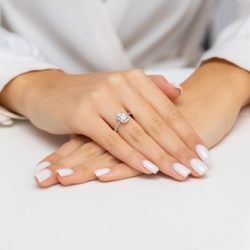 Pierścionek zaręczynowy z białego złota z morganitem i diamentami 0,19ct Fire Of Love