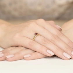 Pierścionek zaręczynowy z żółtego złota z granatem i diamentami 0,03ct Fire Of Love