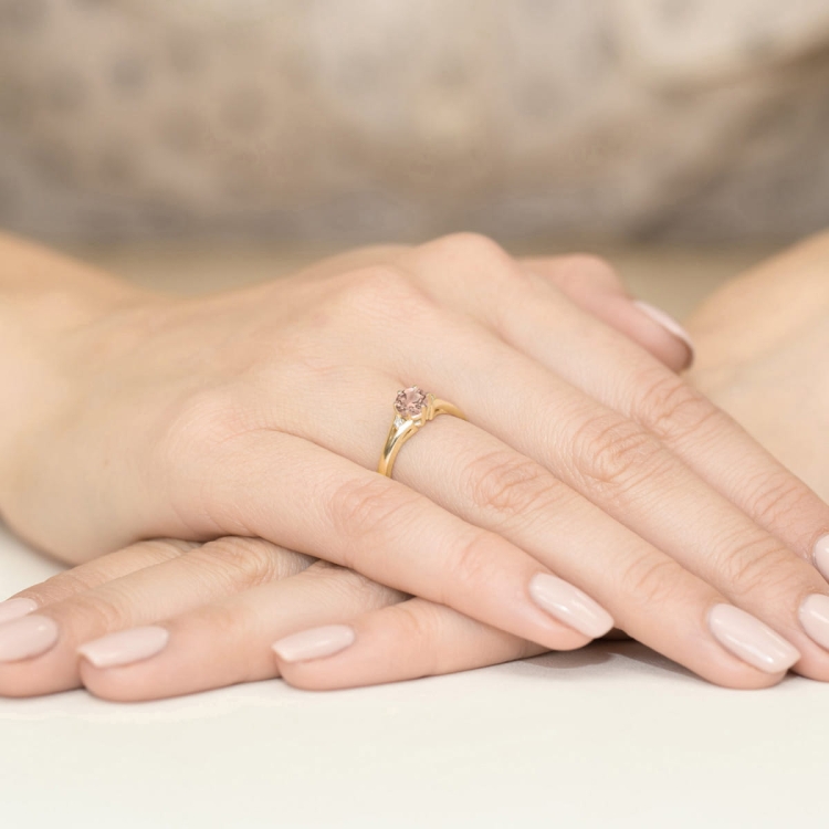 Pierścionek zaręczynowy z żółtego złota z morganitem i diamentami 0,03ct Fire Of Love