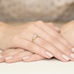 Pierścionek zaręczynowy z żółtego złota z białym szafirem i diamentami 0,03ct Fire Of Love