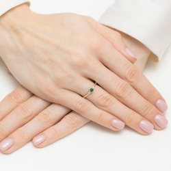 Pierścionek zaręczynowy z żółtego złota z szmaragdem i diamentami 0,05ct Fire Of Love