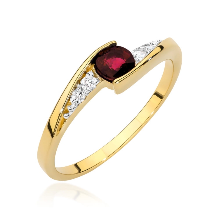 Pierścionek zaręczynowy z żółtego złota z rubinem i diamentami 0,06ct Fire Of Love