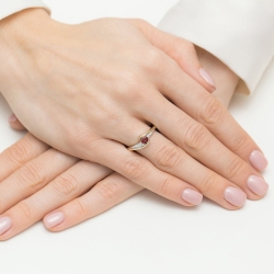 Pierścionek zaręczynowy z żółtego złota z rubinem i diamentami 0,06ct Fire Of Love