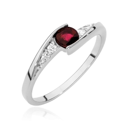 Pierścionek zaręczynowy z białego złota z rubinem i diamentami 0,06ct Fire Of Love