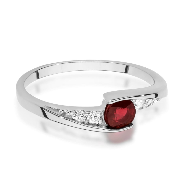 Pierścionek zaręczynowy z białego złota z rubinem i diamentami 0,06ct Fire Of Love
