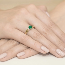 Pierścionek zaręczynowy z żółtego złota z szmaragdem i diamentami 0,02ct Fire Of Love