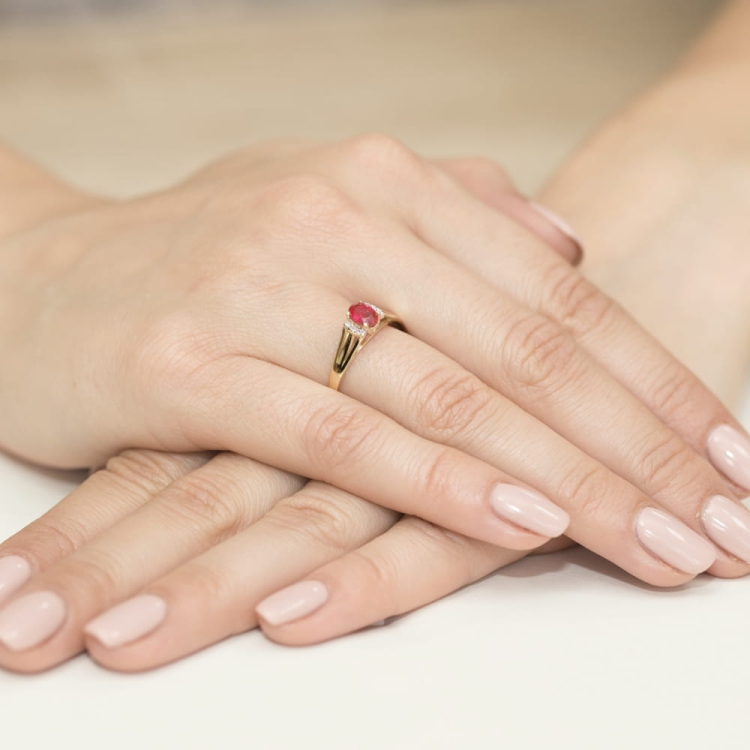 Pierścionek zaręczynowy z żółtego złota z granatem i diamentami 0,05ct Fire Of Love