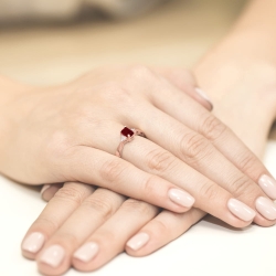 Pierścionek zaręczynowy z różowego złota z granatem i diamentami 0,03ct Fire Of Love
