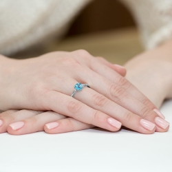 Pierścionek zaręczynowy z białego złota z topazem i diamentami 0,03ct Fire Of Love