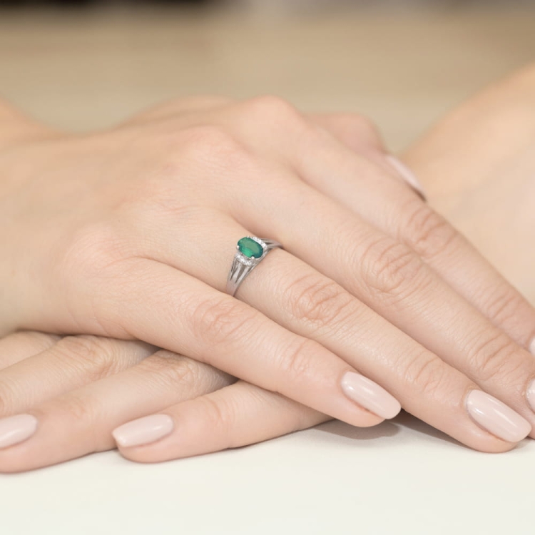 Pierścionek zaręczynowy z białego złota z szmaragdem i diamentami 0,05ct Fire Of Love