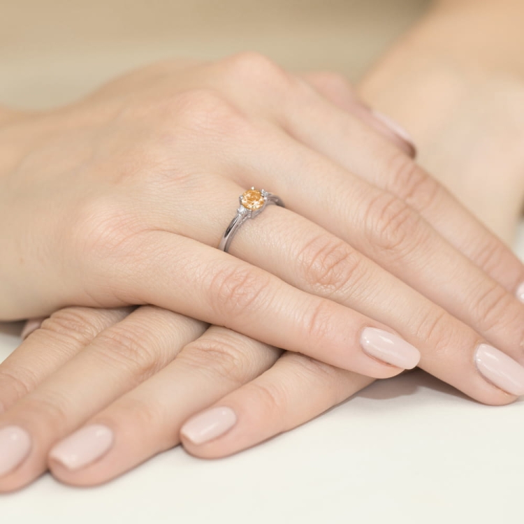 Pierścionek zaręczynowy z białego złota z cytrynem i diamentami 0,03ct Fire Of Love