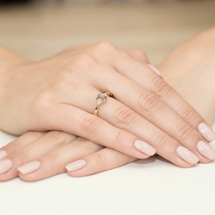 Pierścionek zaręczynowy z żółtego złota z ametystem i diamentami 0,03ct Fire Of Love BW-002-ametyst