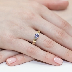 Pierścionek zaręczynowy z żółtego złota z tanzanitem i diamentami 0,02ct Fire Of Love BW-14-ametyst