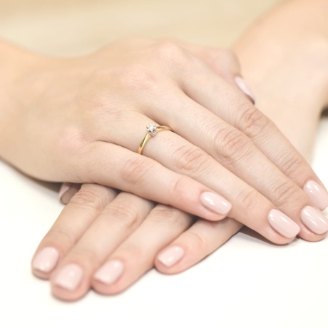 Przejdź do produktu Pierścionek zaręczynowy z żółtego złota z diamentem 0,10ct Fire Of Love 
