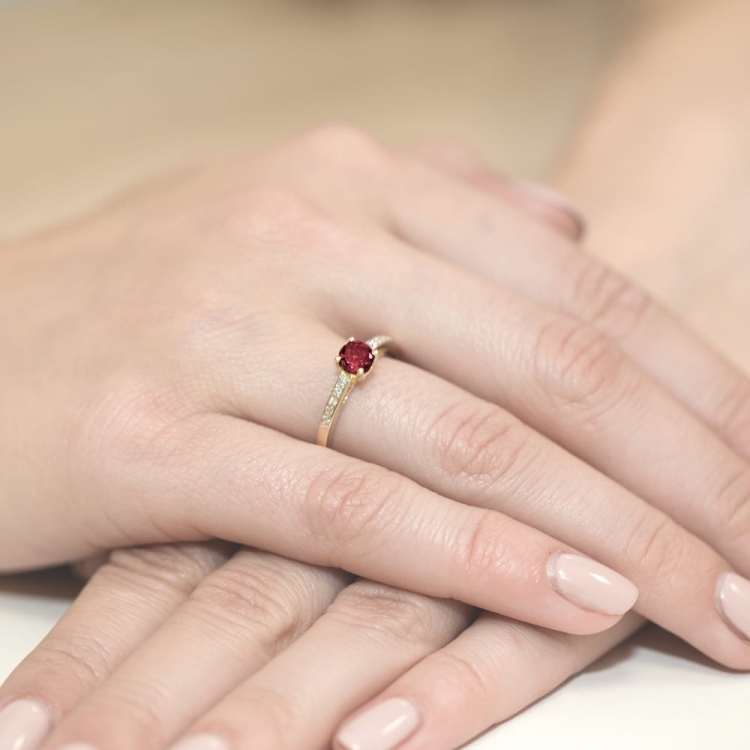 Pierścionek zaręczynowy z żółtego złota z rubinem i diamentami 0,05ct Fire Of Love BW-66-rubin