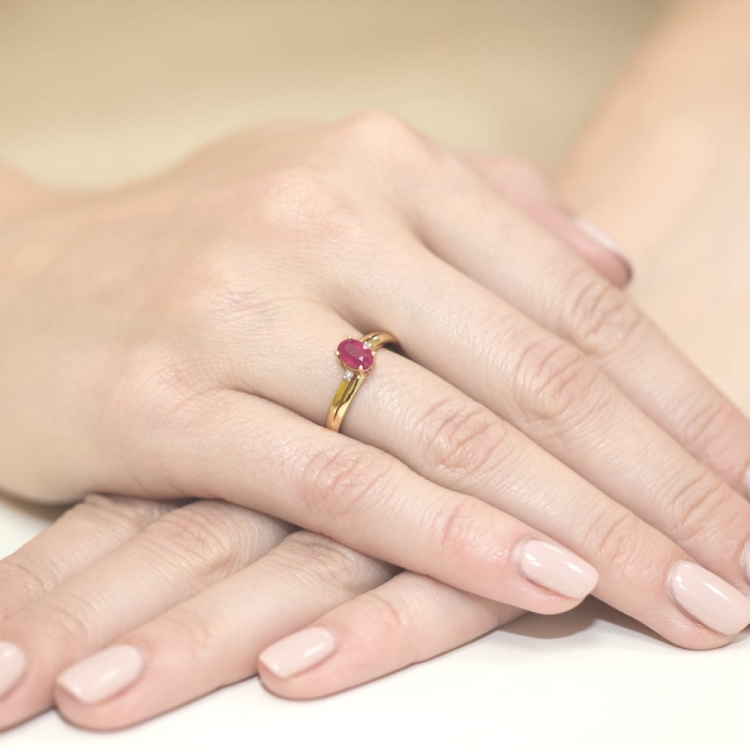 Pierścionek zaręczynowy z żółtego złota z rubinem i diamentami 0,03ct Fire Of Love BW-68-rubin