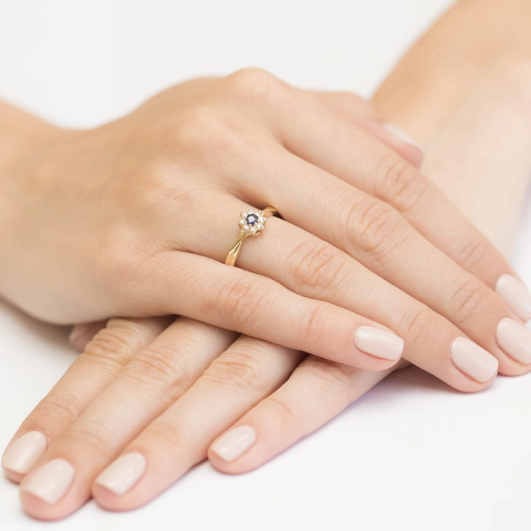 Pierścionek zaręczynowy z żółtego złota z szafirem i diamentami 0,12ct Fire Of Love BW-72-szafir