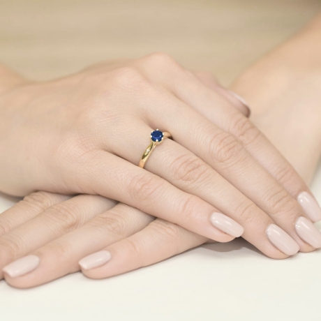 Przejdź do produktu Pierścionek zaręczynowy z żółtego złota z szafirem i diamentami 0,01ct Fire Of Love